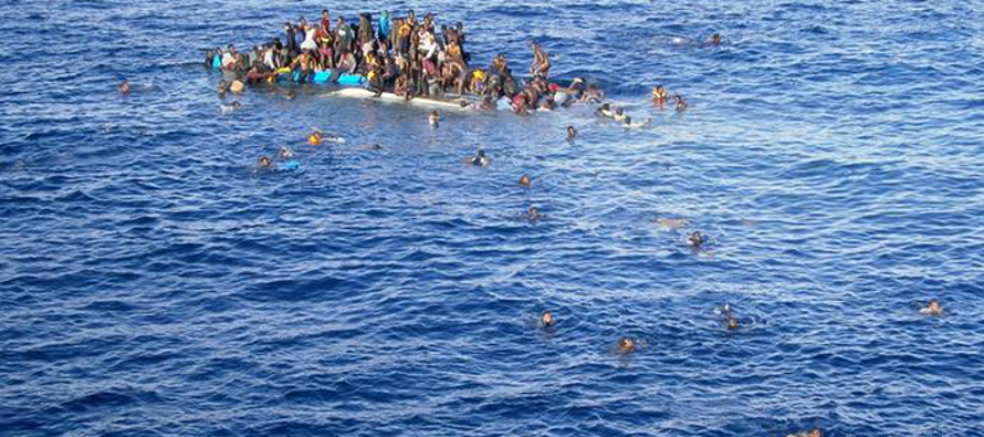 Más de 150,000 inmigrantes han llegado a Italia en embarcaciones el año pasado, con...
