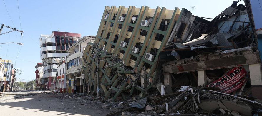 La cifra de fallecidos por el devastador terremoto que azotó Ecuador el fin de semana...