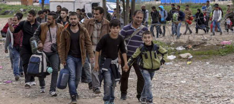 Según las leyes actuales de la UE, la gente debe solicitar asilo en el país al que...
