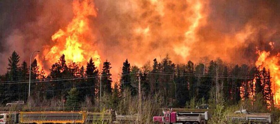 Los bomberos de la localidad, en la parte nororiental de la provincia de Alberta, en el...
