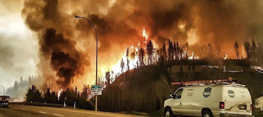 El gobierno de Alberta dijo que el incendio masivo en la provincia abarcaba más de 200.000...