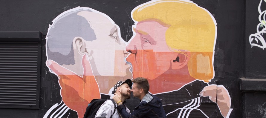 Un artista lituano decoró una pared con una imagen que muestra a Donald Trump besando en la...