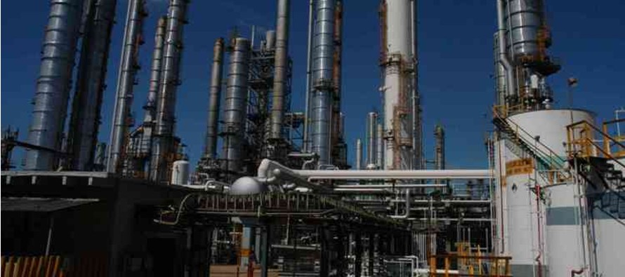 Pemex tiene seis refinerías con capacidad para procesar mil 580 millones de barriles por...
