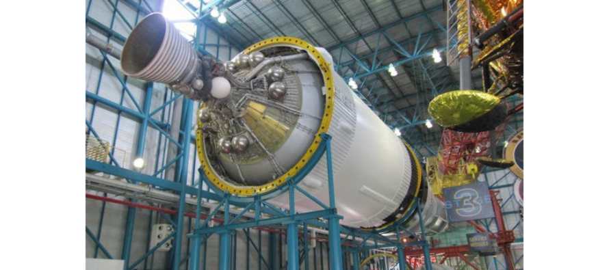 Un enorme depósito externo de combustible propulsor para transbordador espacial...