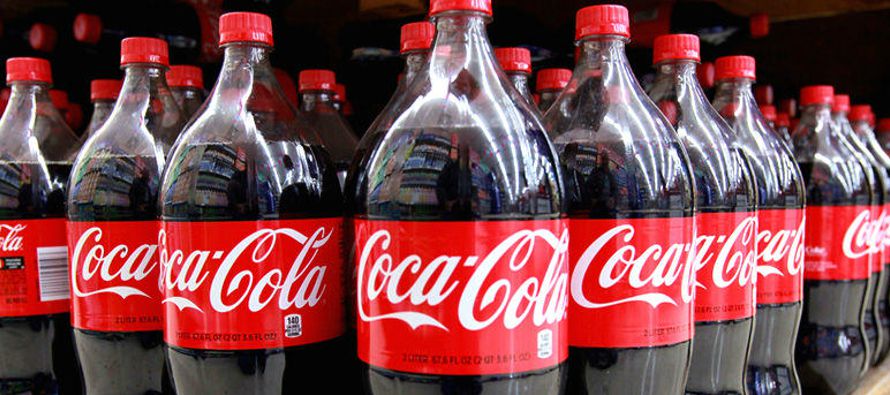 La embotelladora venezolana de Coca-Cola paralizó su producción de bebidas endulzadas...