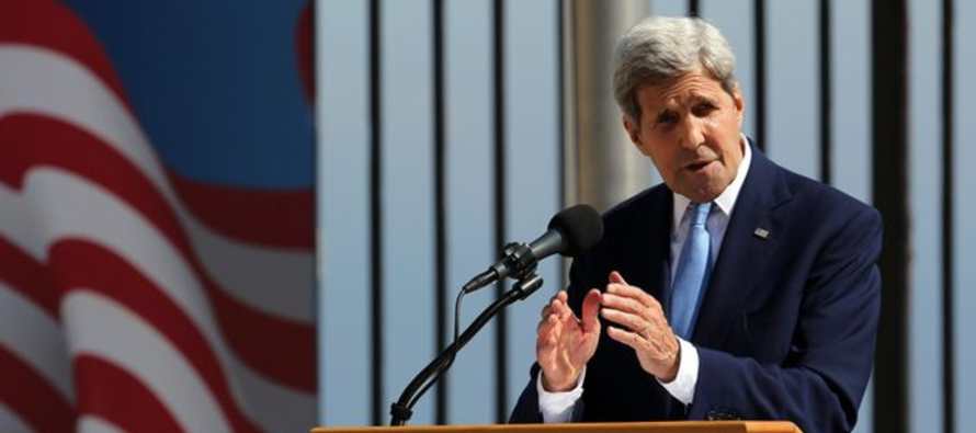 Kerry, quien acompaña al presidente Barack Obama en un viaje a Vietnam, también...