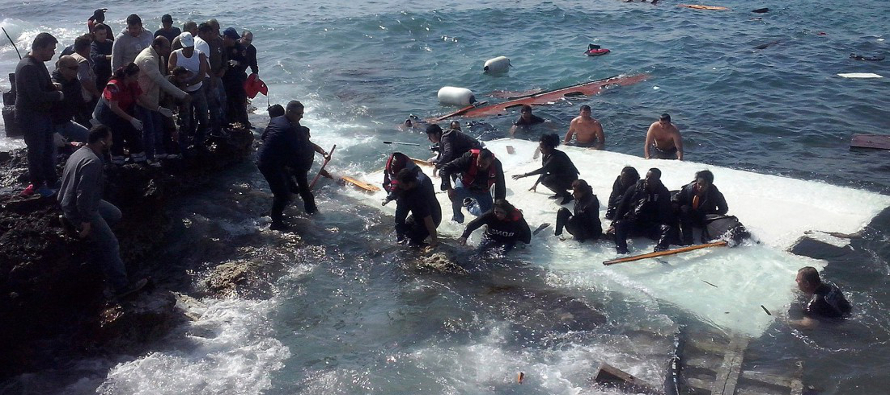 Una embarcación con inmigrantes naufragó en el Mar Mediterráneo el jueves,...