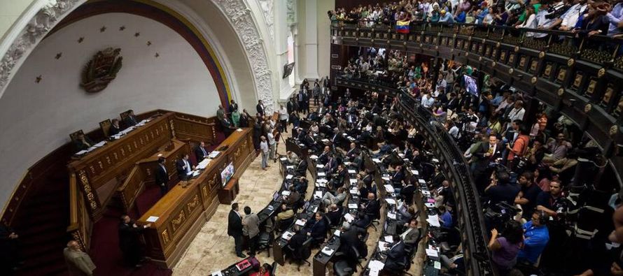A mediados de mayo, el presidente Nicolás Maduro decretó un estado de...