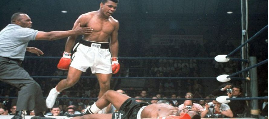 Con un ingenio tan agudo como sus puñetazos, Ali dominó el boxeo durante dos decenios...