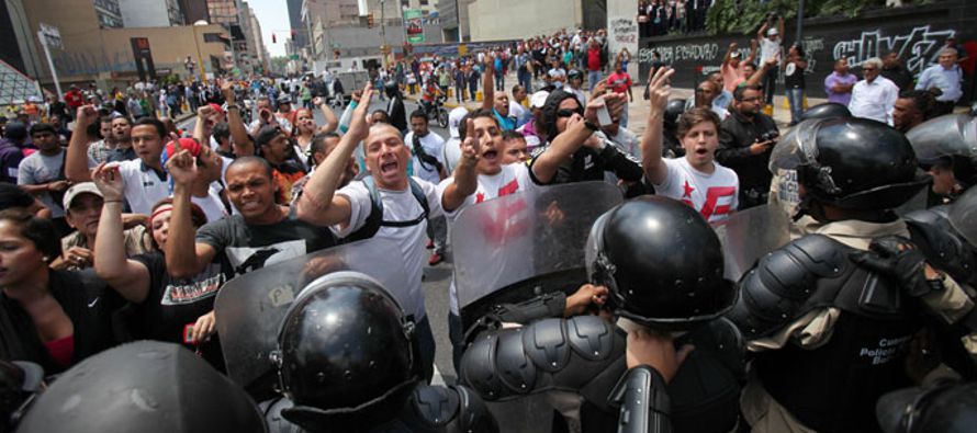 Las autoridades han descartado que el referendo contra Maduro pueda darse este año y han...