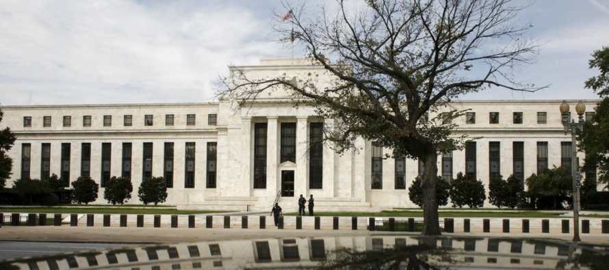 El rendimiento del bono del Tesoro estadounidense a 10 años cayó el viernes a 1,639%,...