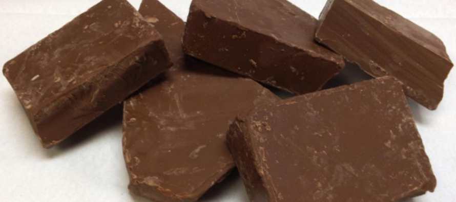 Al pasar chocolate líquido a través de un campo eléctrico, los investigadores...