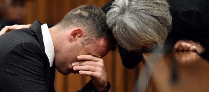 Pistorius, quien tiene dos piernas amputadas, enfrenta una controversia sobre si mató...