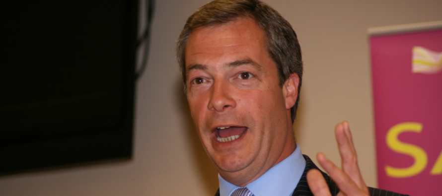 Cuando Farage interrumpió el discurso de Juncker para aplaudir el resultado del...