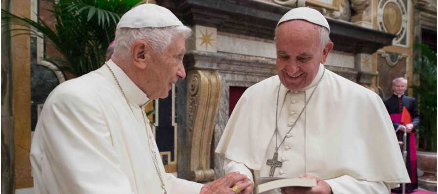 El papa emérito, de 89 años, que renunció al cargo en 2013, el primero en...