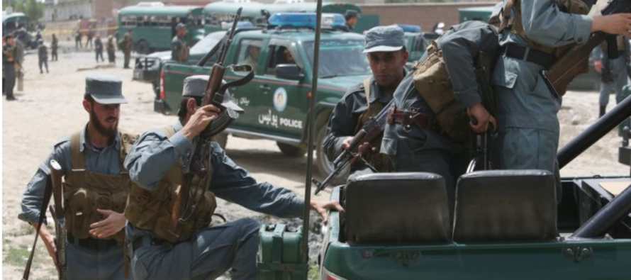 Milicianos del Talibán lanzaron un par de ataques suicidas el jueves contra un convoy de...