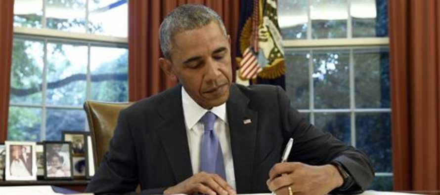El presidente Barack Obama firmó el jueves un paquete de rescate para ayudar a Puerto Rico a...
