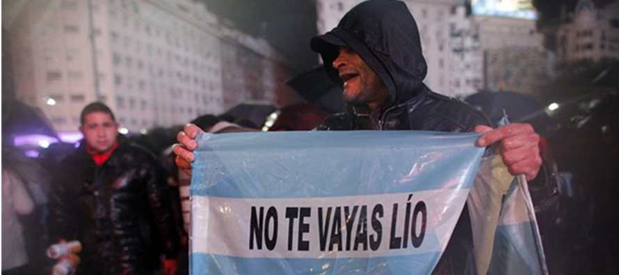 Cientos de argentinos se manifestaban el sábado bajo una intensa lluvia en el centro de...