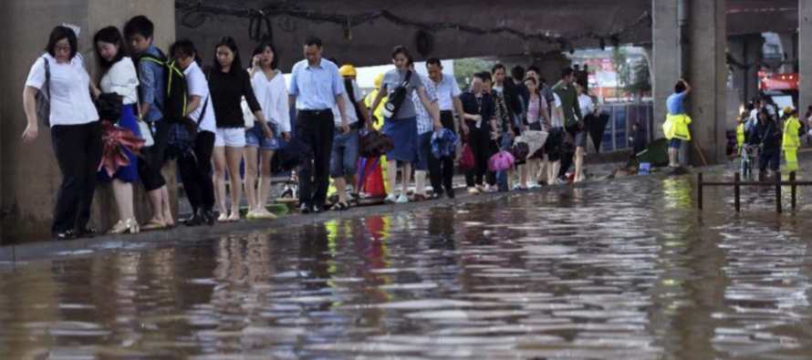 El nivel del agua comienza a retroceder en el centro y este de China tras días de fuertes...