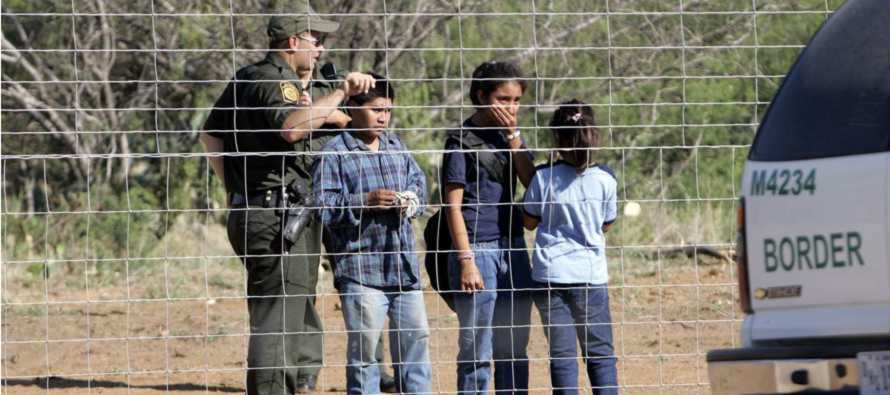 En concreto, en junio, 4.809 niños no acompañados cruzaron la frontera entre...