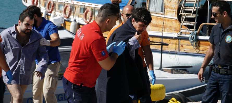  Equipos de rescate salvaron a 366 inmigrantes que viajaban en frágiles embarcaciones...