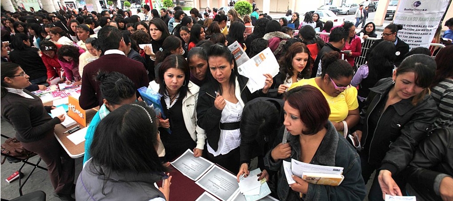 De los casi 2 millones de desempleados que existen en México, casi la mitad, 953 mil...