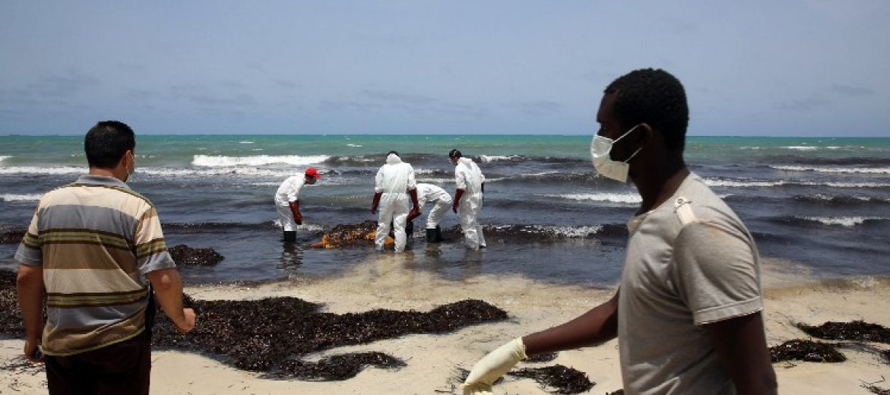  Los cuerpos de 41 inmigrantes ahogados fueron encontrados en una playa de la ciudad libia de...