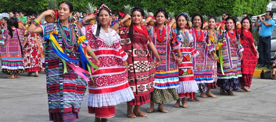 El tradicional festival de la Guelaguetza, que presenta el folclore de los diferentes pueblos de...