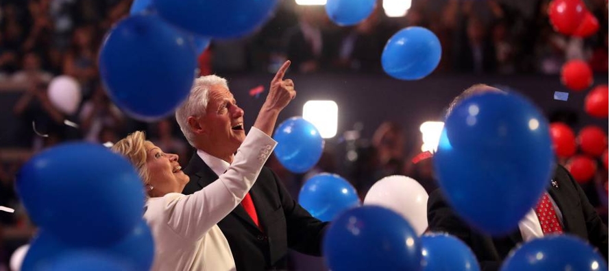 La gran noche de Clinton acabó con el tradicional descenso de globos en los colores blanco,...