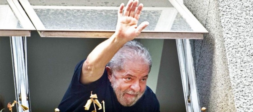 La decisión publicada el viernes nombra a Lula y otros cinco acusados como conspiradores en...