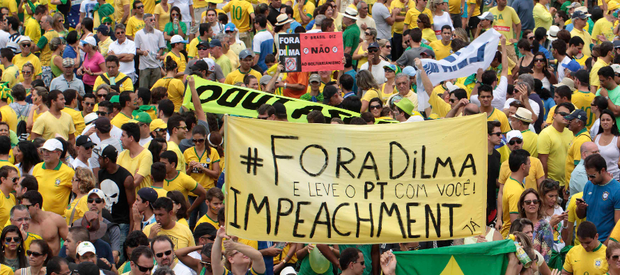 Miles de brasileños salieron hoy a las calles para manifestarse a favor o en contra del...