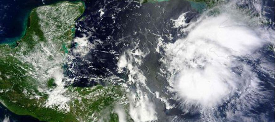 La tormenta tropical Earl, que tras cruzar el sureste de México se halla en costas del...
