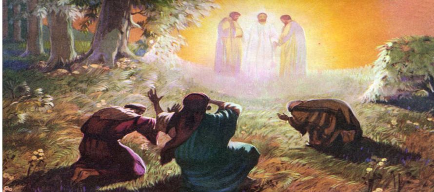 Jesús, al atardecer de aquel día, deja a los apóstoles en la explanada galilea...