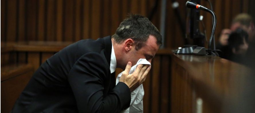  El atleta sudafricano Oscar Pistorius, que cumple una pena de 6 años de cárcel por...