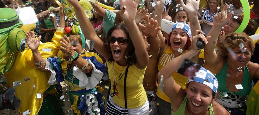 En Brasil, los espectadores siguen sus propias normas: animar siempre al más débil;...