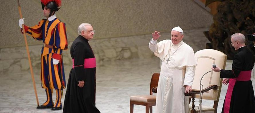 El papa Francisco visitó hoy en Roma a veinte mujeres que en el pasado ejercieron la...