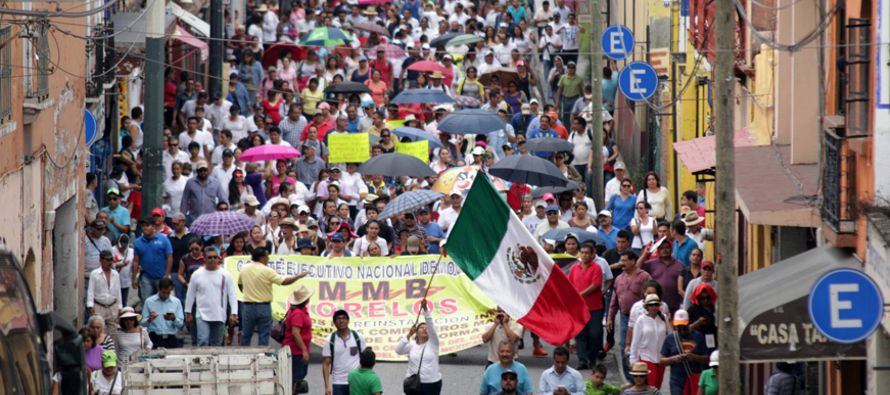 Miles de morelenses se manifiestaron en Cuernavaca, Cuautla y Jojutla,  en protesta por la...