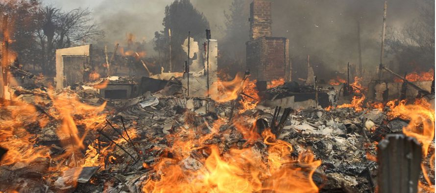Los bomberos comenzaron a ganar terreno al incendio forestal que afecta el sur de California y...