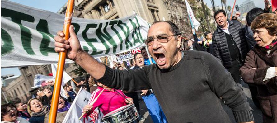 Cientos de miles de chilenos marcharon el domingo en Santiago y otras ciudades del país para...