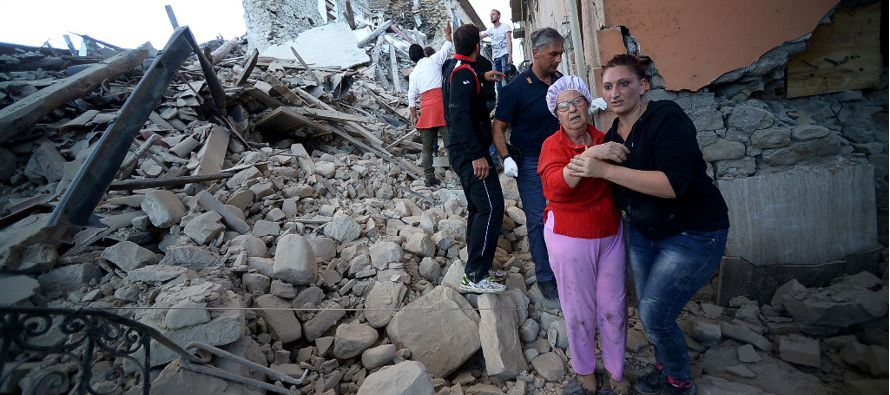 Amatrice, un pequeño pueblo del centro de Italia, ha quedado hoy completamente destrozado y...