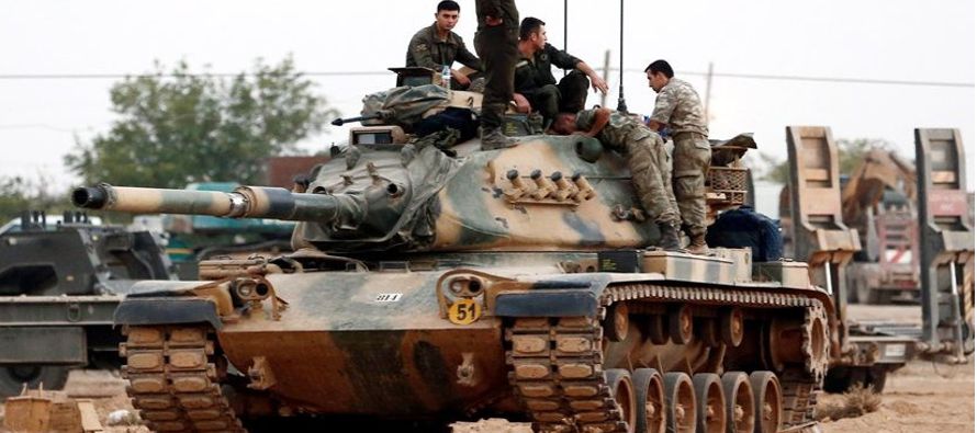 Una decena de tanques turcos y maquinaria pesada pasaron la frontera esta mañana para...