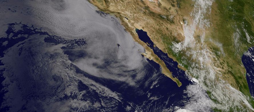 Lester se convirtió hoy en huracán a 885 kilómetros al suroeste de Baja...