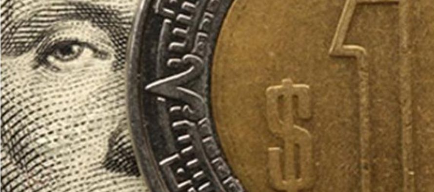 Para los analistas de Banorte-IXE, actualmente el peso mexicano está sobrevaluado en un 1.6...
