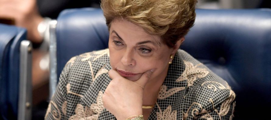 El Senado de Brasil votó 61-20 para condenar a Rousseff por cargos de que ella usó...