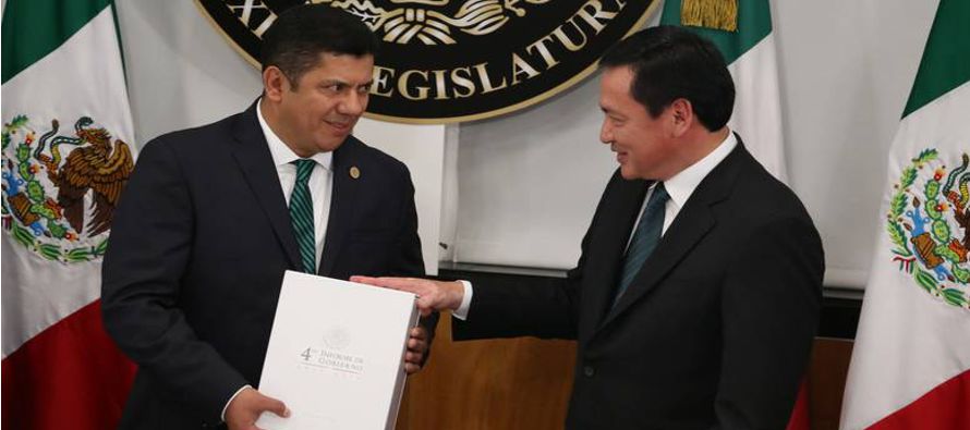 El secretario de Gobernación de México, Miguel Ángel Osorio, entregó...