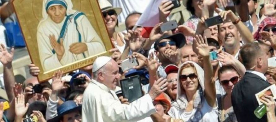 El papa Francisco canonizó hoy a la madre Teresa de Calcuta, de quien destacó que se...