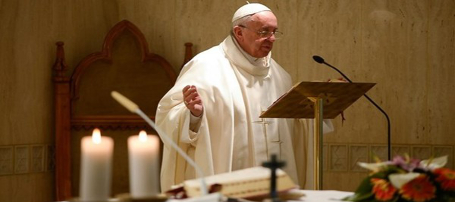 El Papa ha proseguido que anunciar el Evangelio no puede ser un presumir sino "una...
