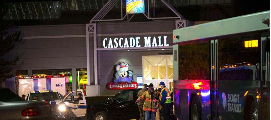 Cuatro personas han muerto esta madrugada en un tiroteo en un centro comercial de Burlington, en el...