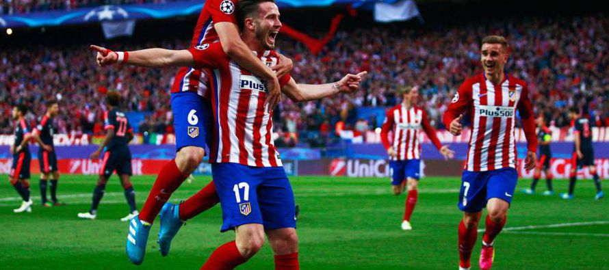 El Atlético aprovechó una pérdida de balón de Xabi Alonso en el centro...