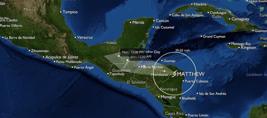 El huracán de categoría 4 Matthew, con vientos máximos de 220 km/hora,...